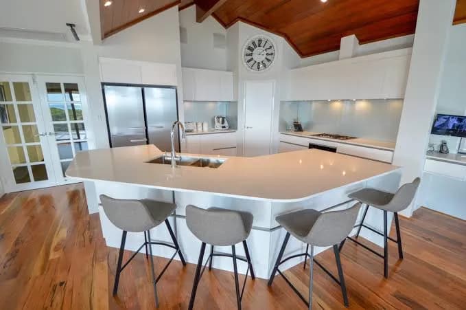 Kitchen Island & Breakfast Bar